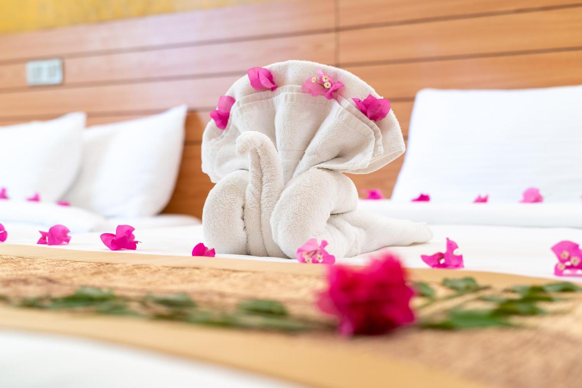 Nala Veli Beach & Spa Ukulhas Island Exterior photo